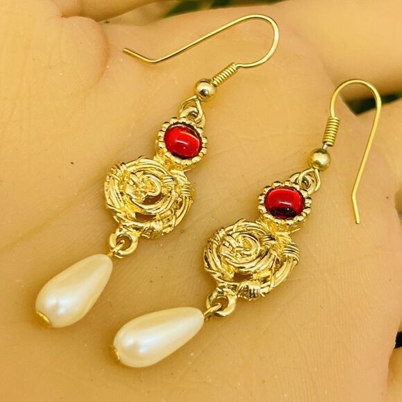 Vintage Earrings Red Lucite Gripoix Dangle Drop Pearls Gold Roses Pierced 1319 - Picture 2 of 7